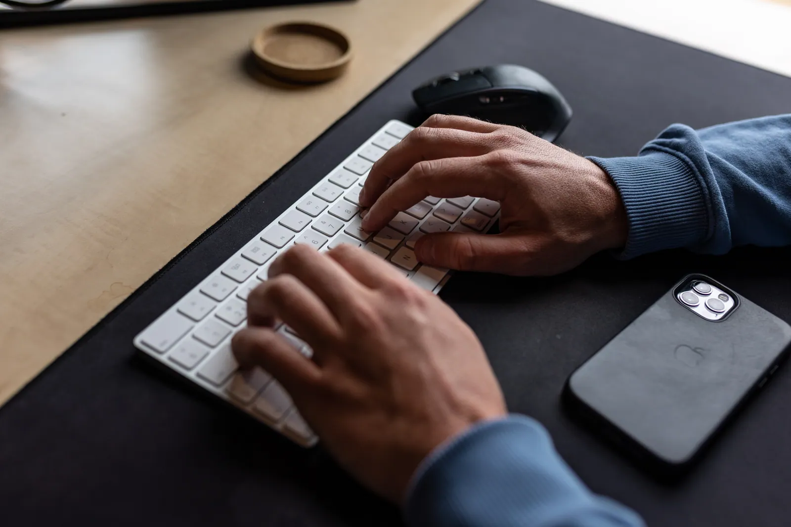 Werken met toetsenbord en muis aan een bureau bij WeDeCom