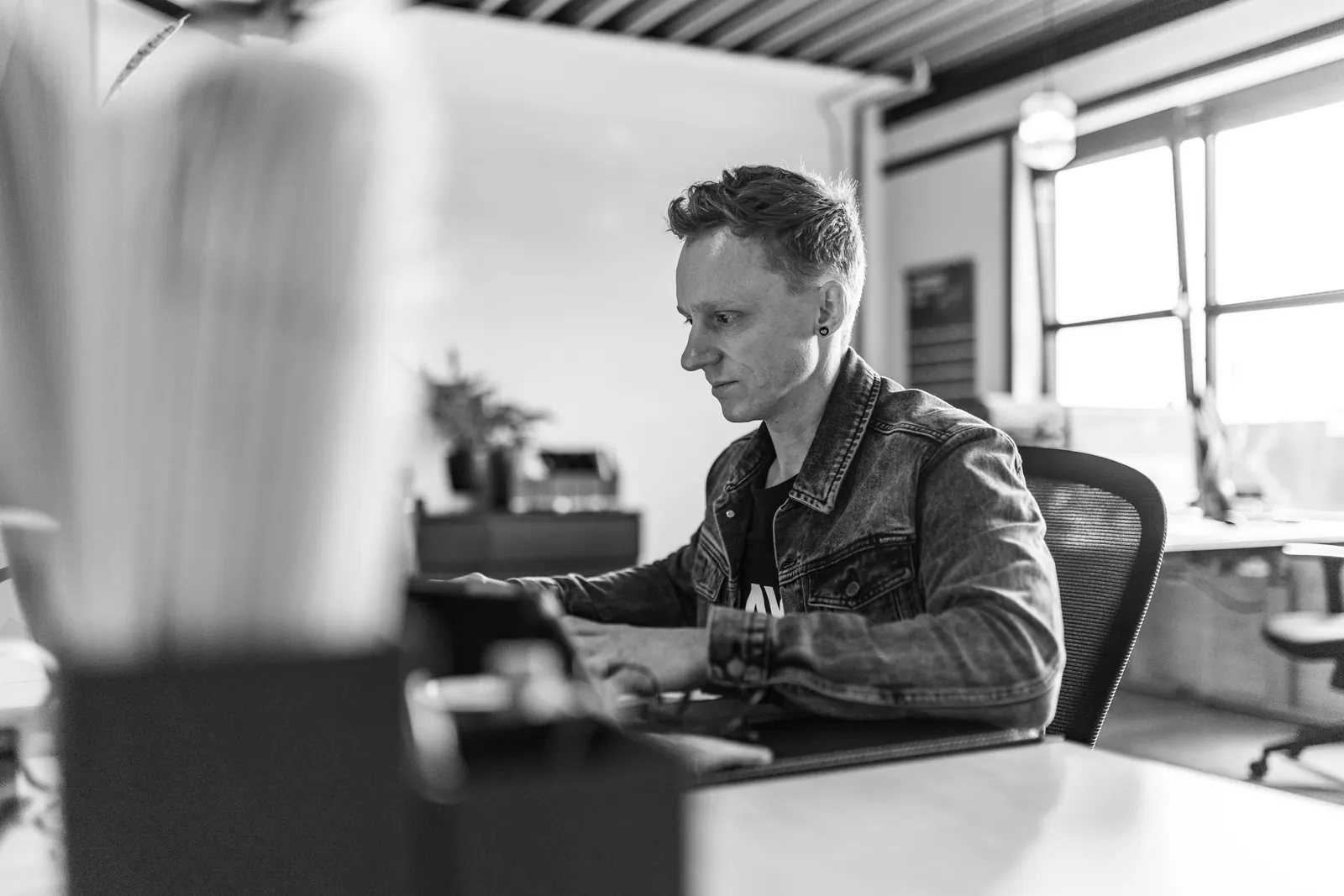 Een medewerker aan het werk bij WeDeCom