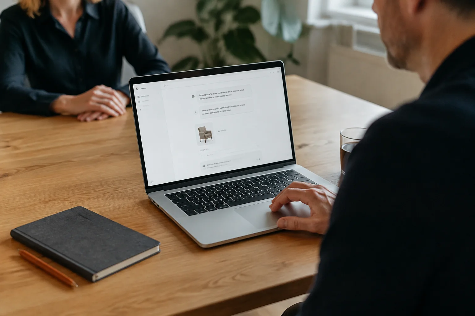 Sfeerbeeld van een ondernemer die op een laptop een product vergelijkt via een AI-chat