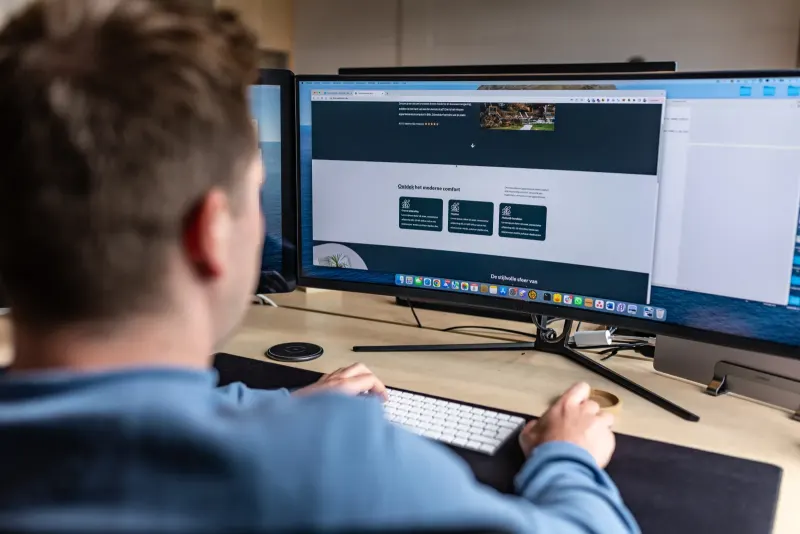 WeDeCom bekijkt een bedrijfswebsite op een groot scherm